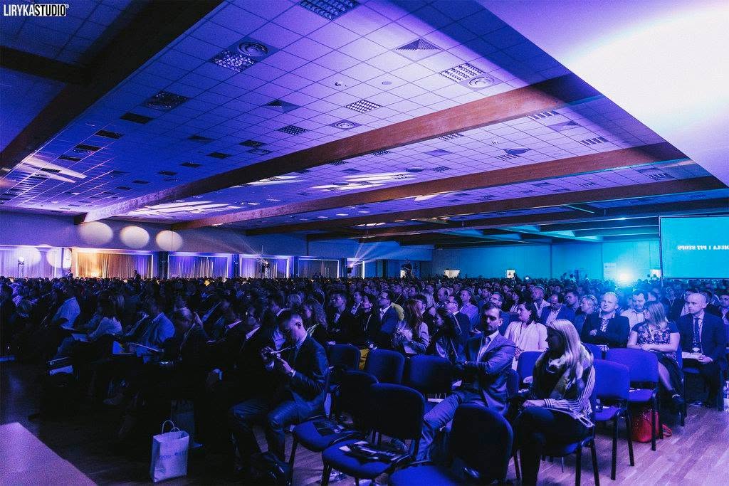 Pełna sala — konferencja biznesowa