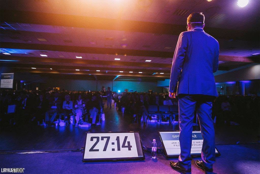 Krzysztof Kasperuk na scenie — keynote o sprzedaży